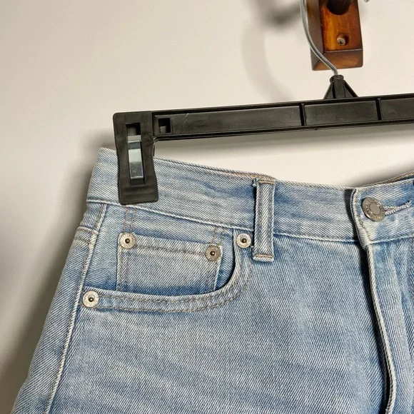 ***SOLD***American Eagle Light Wash High Rise Denim Mom Shorts Jeans Siz - Picture 2 of 8